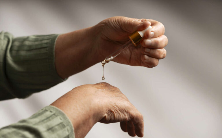 Personas de la generación del baby boom usando aceite de CBD y crema para tratar el dolor corporal