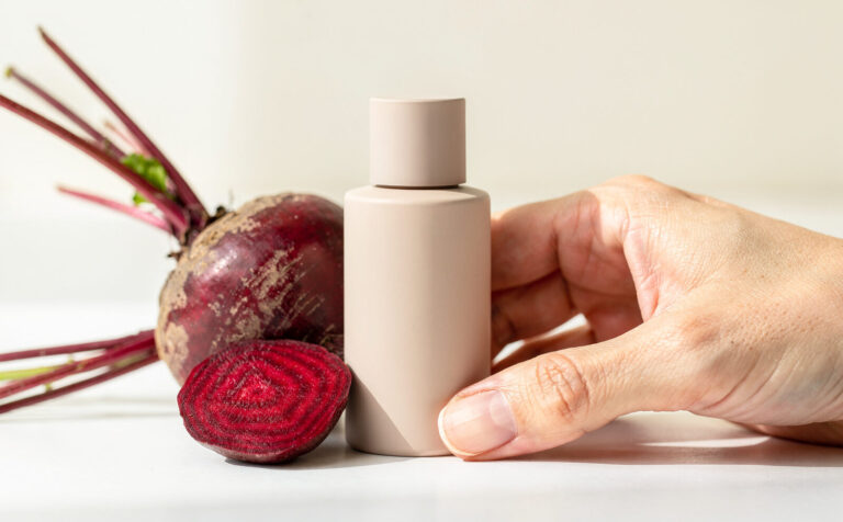producto cosmético y remolacha al lado