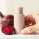 producto cosmético y remolacha al lado