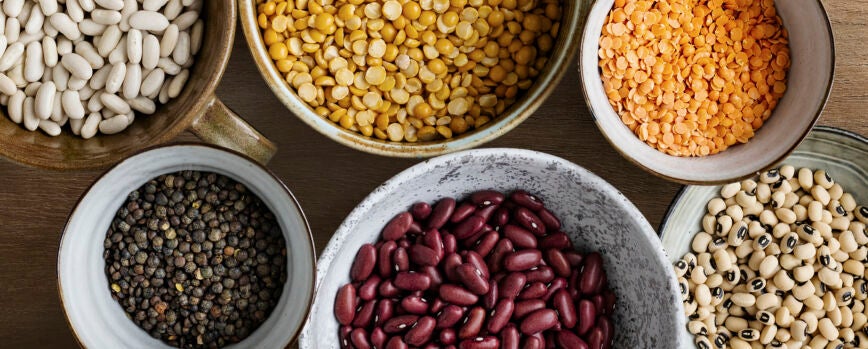 Fotografía de alimentos laicos planos de lentejas y frijoles.