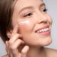 Mujer haciendo tratamientos de belleza y cuidado