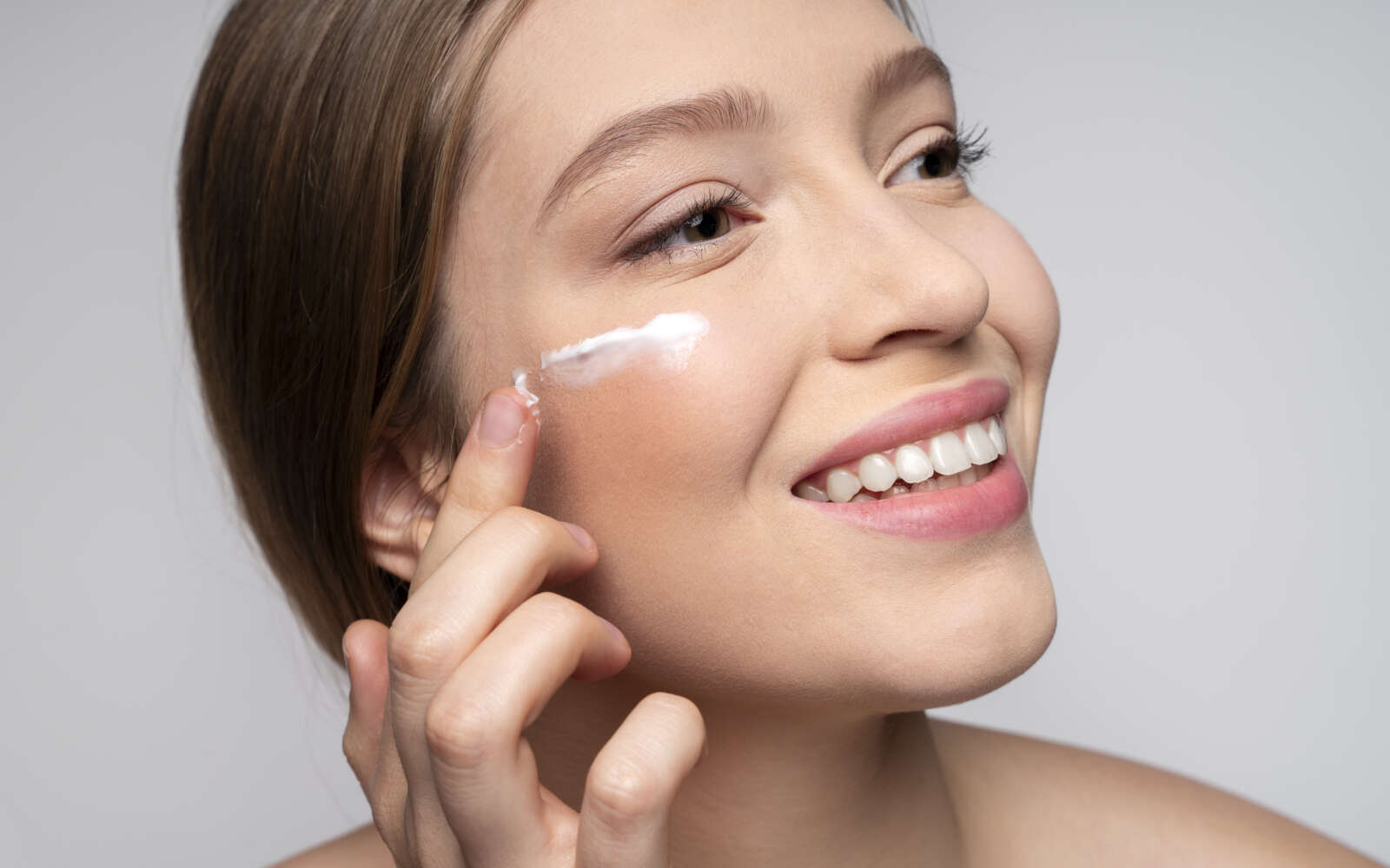 Mujer haciendo tratamientos de belleza y cuidado