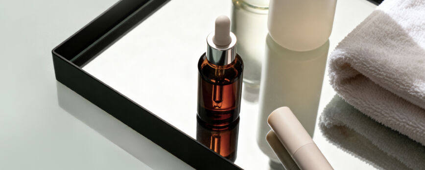 Producto cosmético con tonos de color del año y embalaje 3D
