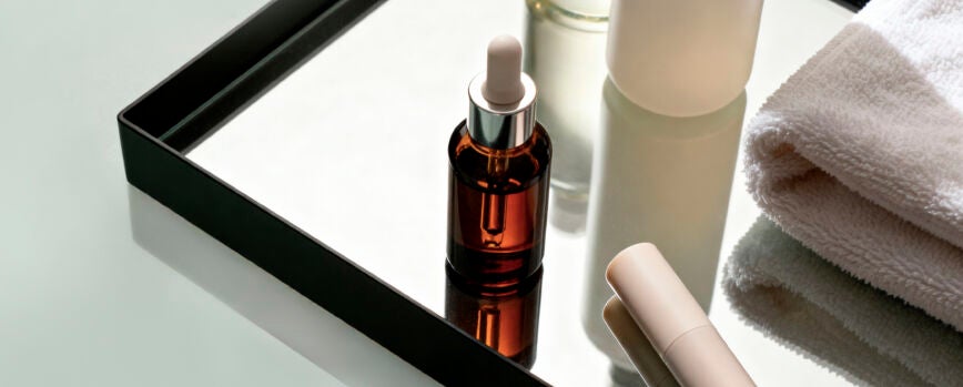 Producto cosmético con tonos de color del año y embalaje 3D