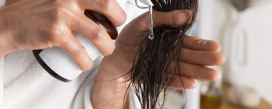 Rutina nocturna de golpes de cabello de hombre de vista frontal