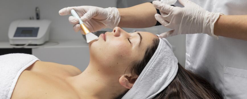 Mujer joven teniendo un tratamiento de cuidado facial de la piel