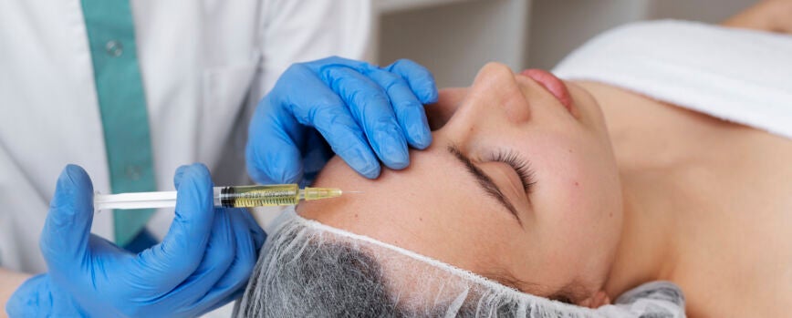 Mujer recibiendo tratamiento facial prp