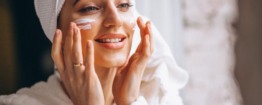 Vista superior de surtido de productos cosméticos con espacio de copia