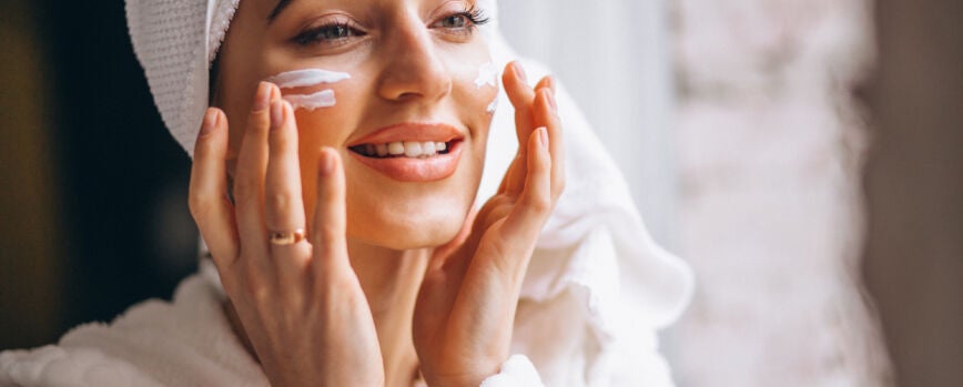 Vista superior de surtido de productos cosméticos con espacio de copia