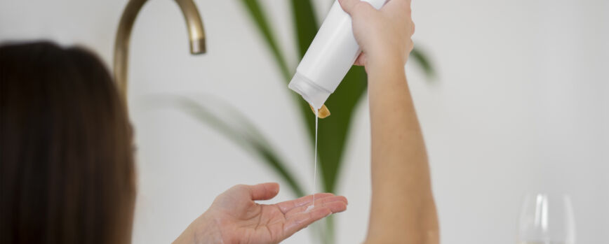 Mujer joven preparándose para la hora del baño