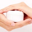 Manos femeninas con cosméticos