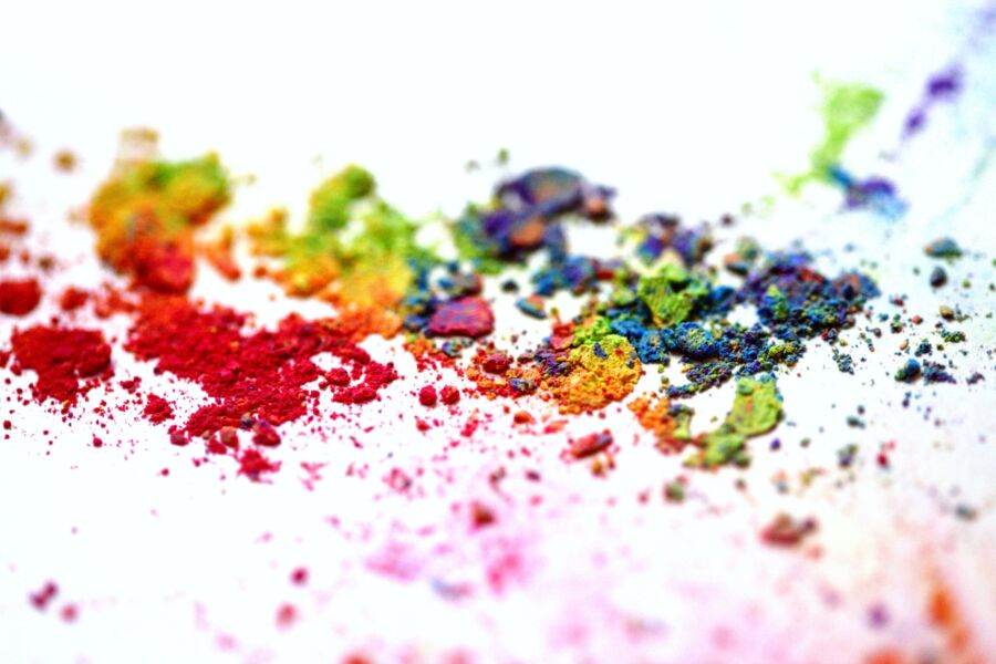 Primer plano de polvo triturado de colores que crea un fondo abstracto.