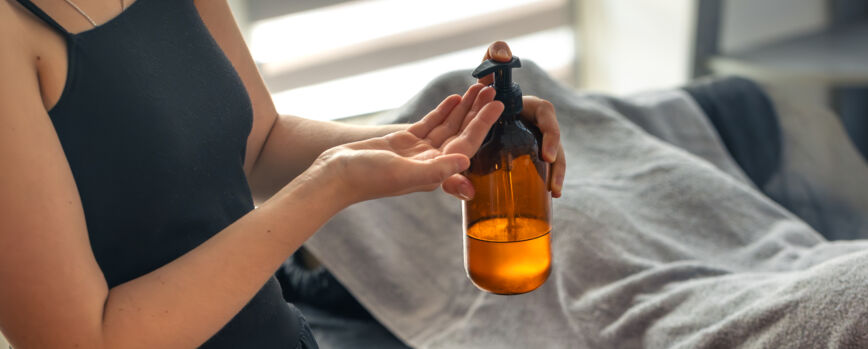 Primer plano de una mujer usando aceite de cbd en la mano