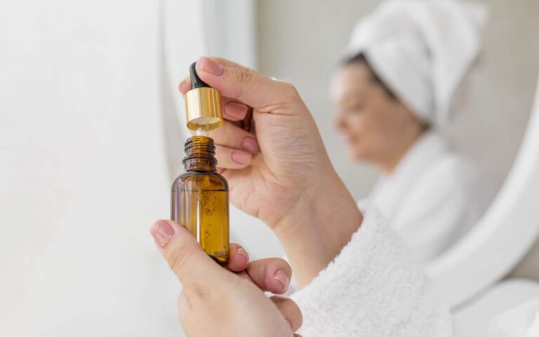 Primer plano, valor en cartera de mujer, suero