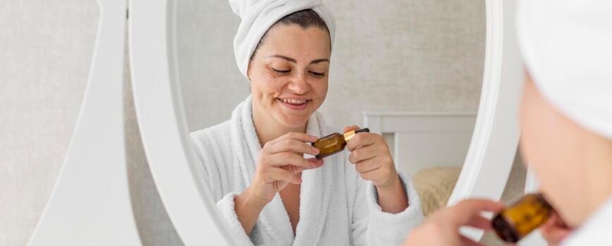 Mujer sonriente de primer plano con suero