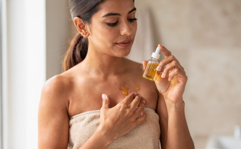 mujer se pone aceite esencial cuerpo