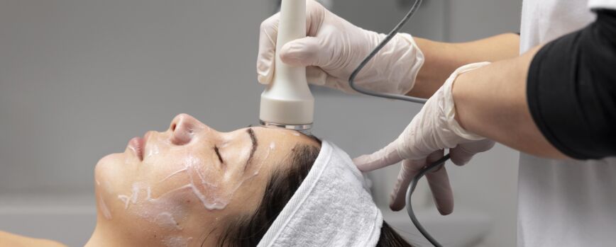 Mujer joven teniendo un tratamiento facial