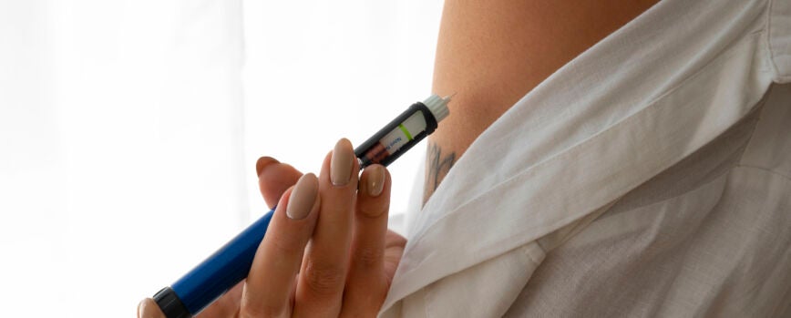Mujer diabética de vista lateral comprobando su nivel de glucosa