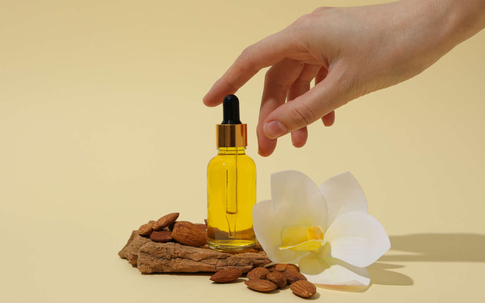 El concepto de cuidado de la piel y del cuerpo almendras aceite de almendras