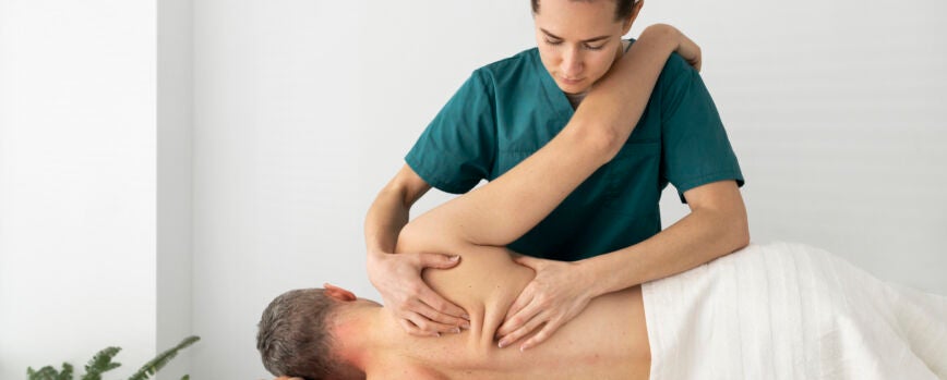 Enfermera cuidando al paciente