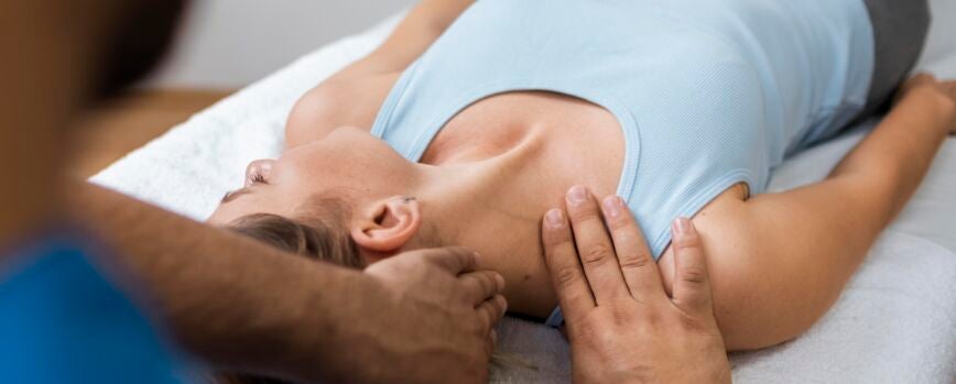Paciente de osteopatía recibiendo masaje de tratamiento