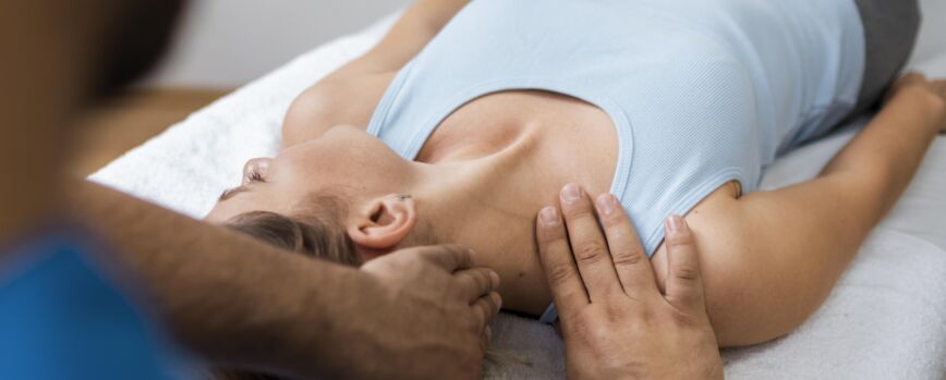 Paciente de osteopatía recibiendo masaje de tratamiento