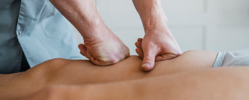 Fisioterapeuta masculino en una sesión de masaje con paciente