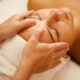 El primer plano de una joven disfrutando de un masaje en la cabeza durante un tratamiento de belleza en el spa