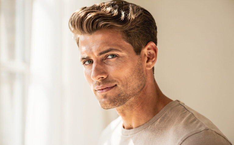 genera una imagen de hombre que se le vea bien el cabello