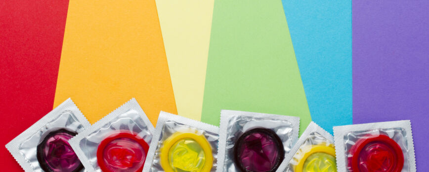 Composición del método anticonceptivo en el fondo del arco iris con espacio de copia