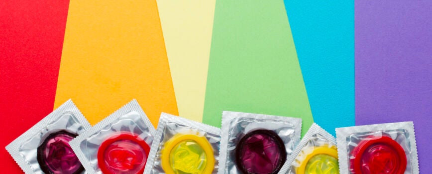 Composición del método anticonceptivo en el fondo del arco iris con espacio de copia