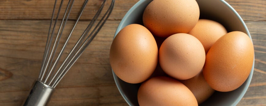 Huevos frescos en un tazón.