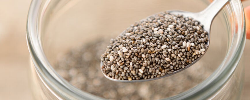 Semillas de chia nutritivas en una cuchara, de cerca.