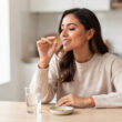 mujer toma vitaminas