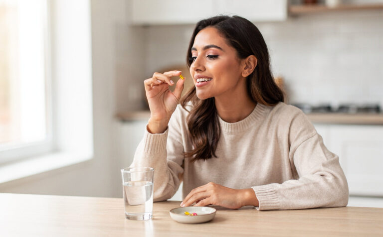 mujer toma vitaminas