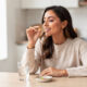 mujer toma vitaminas