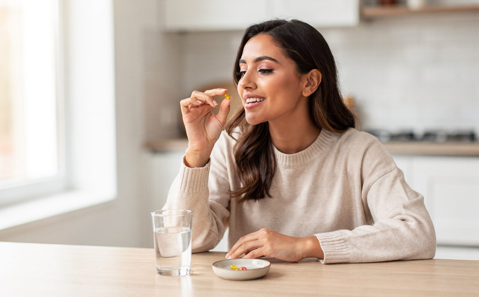 mujer toma vitaminas